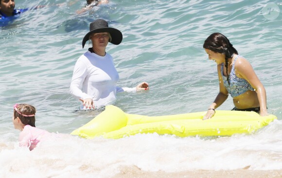 Exclusif - Jennie Garth et son fiancé David Abrams profitent de la plage avec leurs filles Lola et Fiona lors de leurs vacances à Oahu.  Le 27 juin 2015