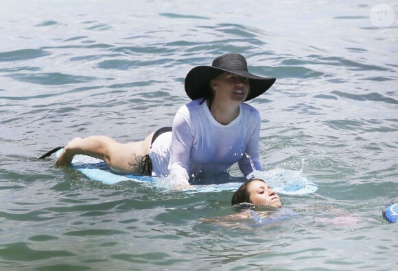 Exclusif - Jennie Garth et son fiancé David Abrams profitent de la plage avec leurs filles Lola et Fiona lors de leurs vacances à Oahu.  Le 27 juin 2015