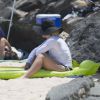 Exclusif - Jennie Garth et son fiancé David Abrams profitent de la plage avec leurs filles Lola et Fiona lors de leurs vacances à Oahu.  Le 27 juin 2015