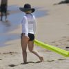 Exclusif - Jennie Garth et son fiancé David Abrams profitent de la plage avec leurs filles Lola et Fiona lors de leurs vacances à Oahu.  Le 27 juin 2015