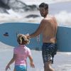 Exclusif - Jennie Garth et son fiancé David Abrams profitent de la plage avec leurs filles Lola et Fiona lors de leurs vacances à Oahu.  Le 27 juin 2015