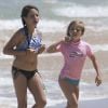 Exclusif - Jennie Garth et son fiancé David Abrams profitent de la plage avec ses filles Lola et Fiona lors de leurs vacances à Oahu.  Le 27 juin 2015