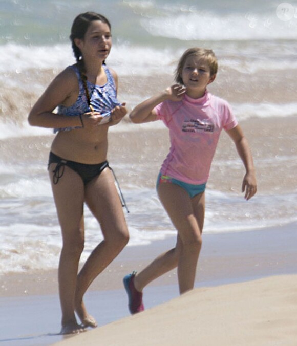 Exclusif - Jennie Garth et son fiancé David Abrams profitent de la plage avec ses filles Lola et Fiona lors de leurs vacances à Oahu.  Le 27 juin 2015