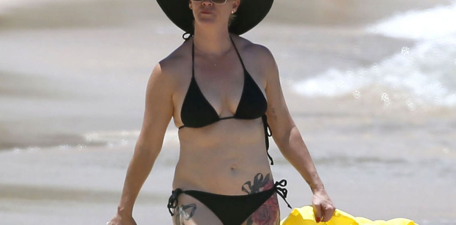 Corse Plage Maillot De Bain Clara Luciani Jennie Garth in love : En vacances en famille, elle dévoile 2 nouveaux  tatouages - Purepeople