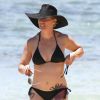 Exclusif - Jennie Garth et son fiancé David Abrams profitent de la plage avec leurs filles Lola et Fiona lors de leurs vacances à Oahu.  Le 25 juin 2015