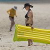 Exclusif - Jennie Garth et son fiancé David Abrams profitent de la plage avec leurs filles Lola et Fiona lors de leurs vacances à Oahu.  Le 25 juin 2015