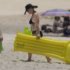 Exclusif - Jennie Garth et son fiancé David Abrams profitent de la plage avec leurs filles Lola et Fiona lors de leurs vacances à Oahu.  Le 25 juin 2015