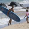 Exclusif - Jennie Garth et son fiancé David Abrams profitent de la plage avec Lola et Fiona lors de leurs vacances à Oahu.  Le 25 juin 2015