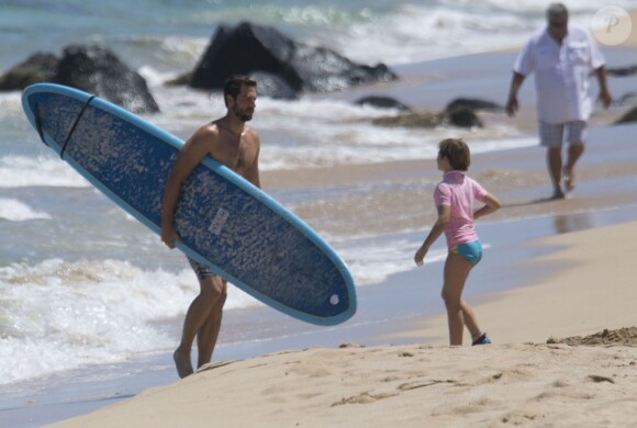 Exclusif - Jennie Garth et son fiancé David Abrams profitent de la plage avec Lola et Fiona lors de leurs vacances à Oahu.  Le 25 juin 2015