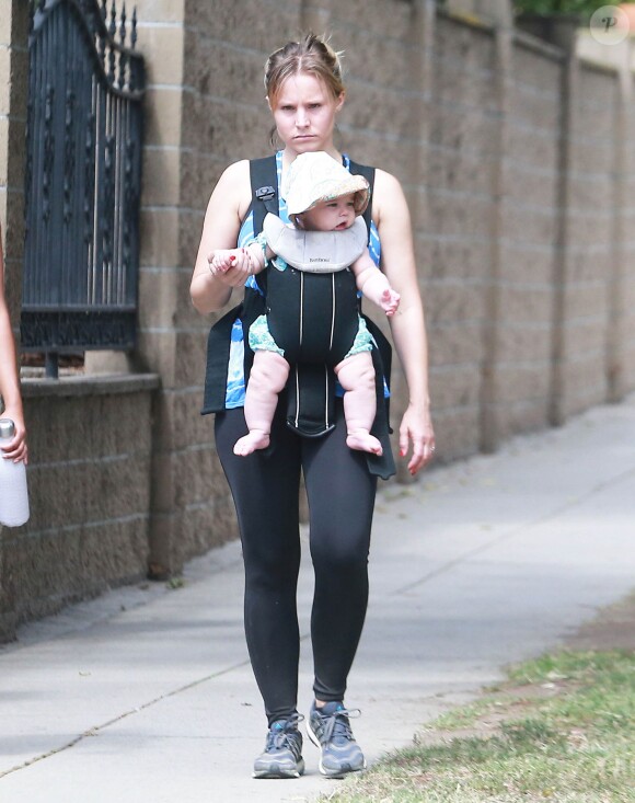 Exclusif - Kristen Bell se promène avec sa fille Delta au parc Griffith à Los Feliz. le 2 juillet 2015 