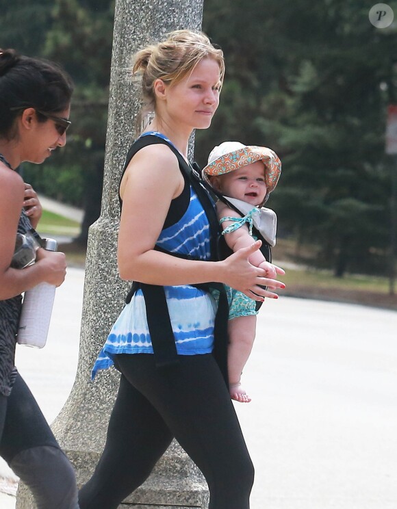 Exclusif - Kristen Bell se promène avec sa fille Delta au parc Griffith à Los Feliz. le 2 juillet 2015 