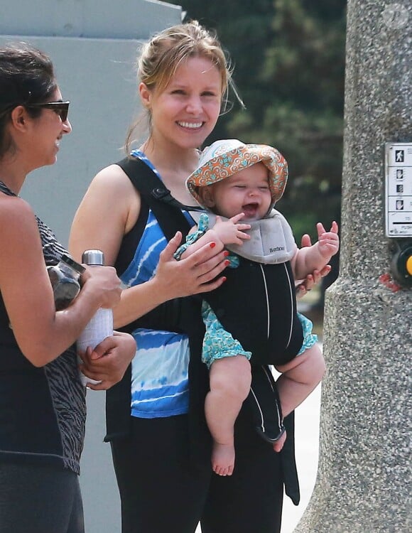 Exclusif - Kristen Bell se promène avec sa fille Delta au parc Griffith à Los Feliz. le 2 juillet 2015 