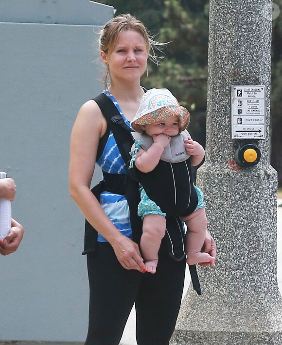 Exclusif - Kristen Bell se promène avec sa fille Delta au parc Griffith à Los Feliz. le 2 juillet 2015 