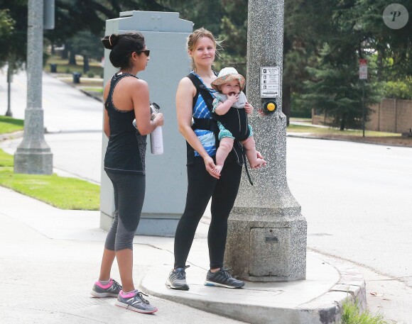 Exclusif - Kristen Bell se promène avec sa fille Delta au parc Griffith à Los Feliz. le 2 juillet 2015 