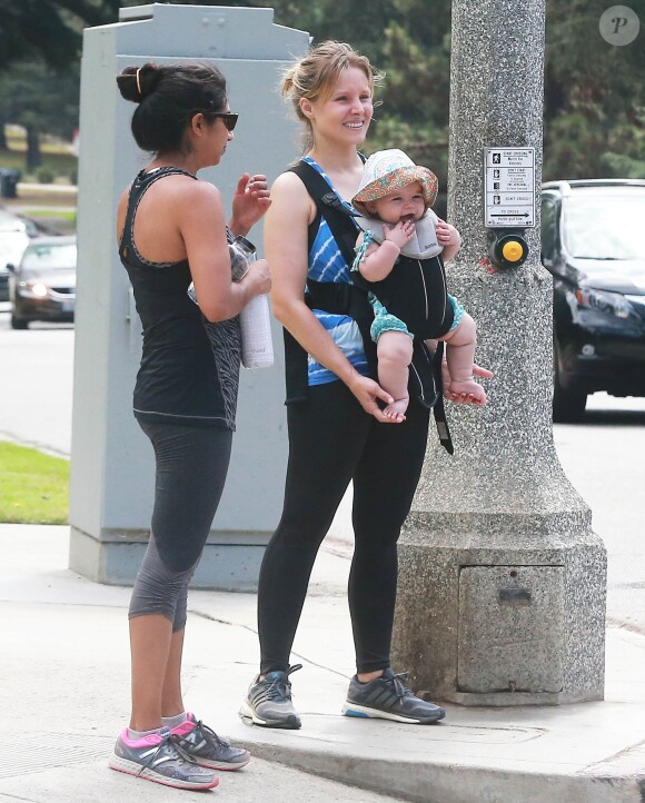 Exclusif - Kristen Bell se promène avec sa fille Delta au parc Griffith à Los Feliz. le 2 juillet 2015 