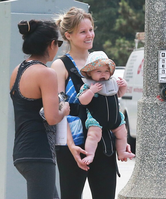 Exclusif - Kristen Bell se promène avec sa fille Delta au parc Griffith à Los Feliz. le 2 juillet 2015 