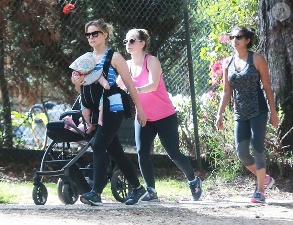 Exclusif - Kristen Bell se promène avec sa fille Delta au parc Griffith à Los Feliz. le 2 juillet 2015 