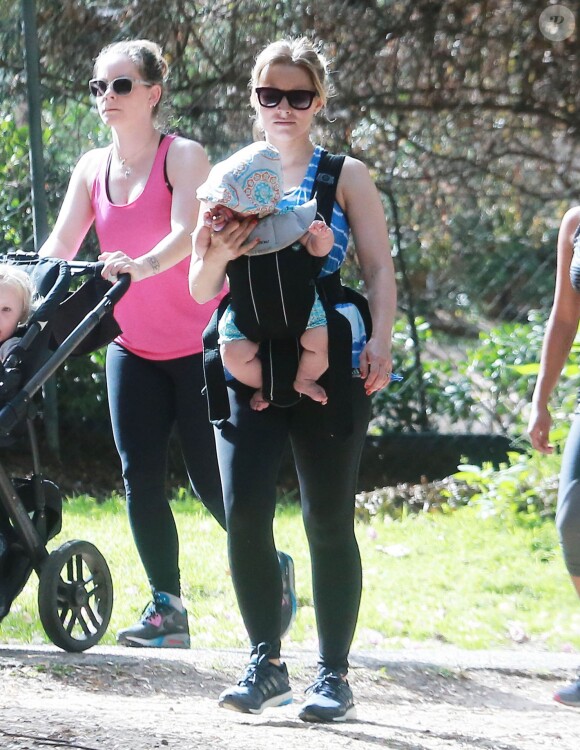 Exclusif - Kristen Bell se promène avec sa fille Delta au parc Griffith à Los Feliz. le 2 juillet 2015 