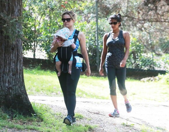 Exclusif - Kristen Bell se promène avec sa fille Delta au parc Griffith à Los Feliz. le 2 juillet 2015 