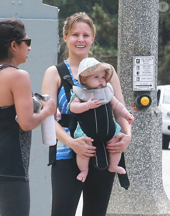 Exclusif - Kristen Bell se promène avec sa fille Delta au parc Griffith à Los Feliz. le 2 juillet 2015 