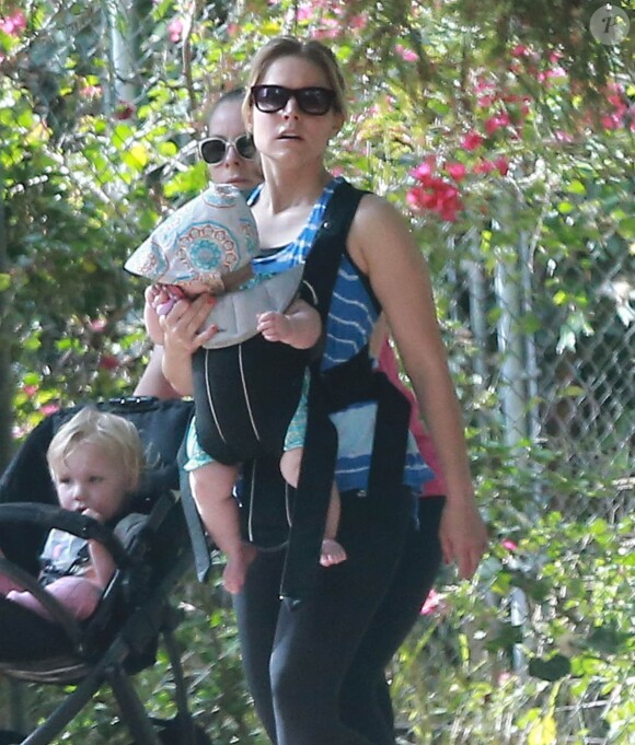 Exclusif - Kristen Bell se promène avec sa fille Delta au parc Griffith à Los Feliz. le 2 juillet 2015 