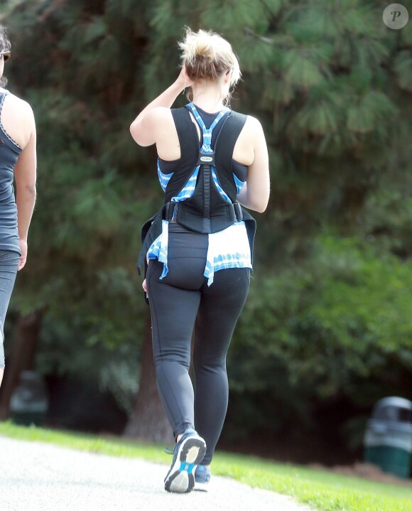 Exclusif - Kristen Bell se promène avec sa fille Delta au parc Griffith à Los Feliz. le 2 juillet 2015 