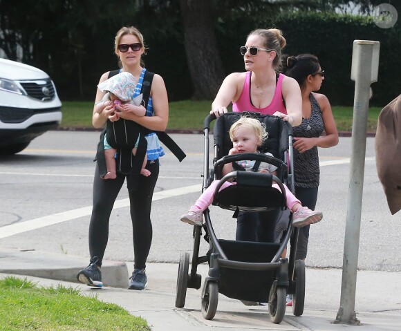 Exclusif - Kristen Bell se promène avec sa fille Delta au parc Griffith à Los Feliz. le 2 juillet 2015 