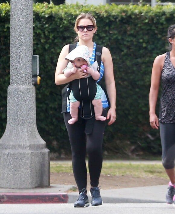 Exclusif - Kristen Bell se promène avec sa fille Delta au parc Griffith à Los Feliz. le 2 juillet 2015 