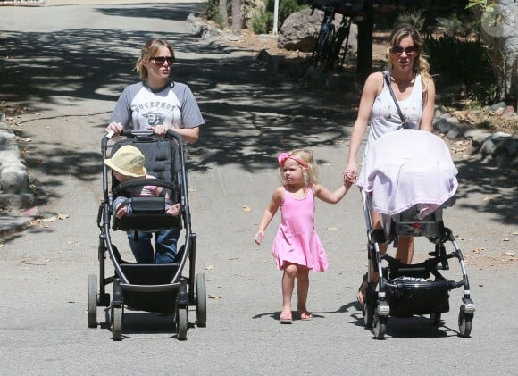 Kristen Bell se promène avec ses enfants Lincoln et Delta au Griffith Park à Los Feliz, le 16 juin 2015.