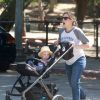 Kristen Bell se promène avec ses enfants Lincoln et Delta au Griffith Park à Los Feliz, le 16 juin 2015. 