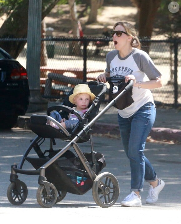 Kristen Bell se promène avec ses enfants Lincoln et Delta au Griffith Park à Los Feliz, le 16 juin 2015. 