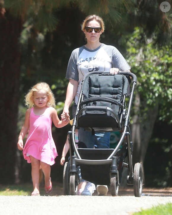 Kristen Bell se promène avec ses enfants Lincoln et Delta au Griffith Park à Los Feliz, le 16 juin 2015.