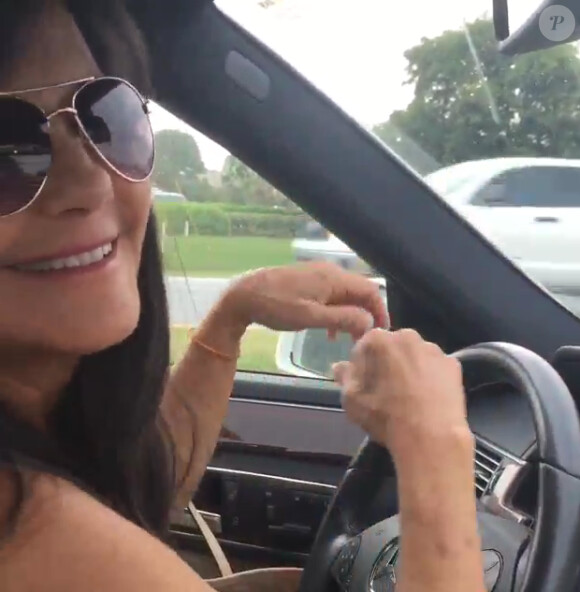 Lynne Spears, déchaînée au volant de sa voiture, en écoutant Toxic de sa fille Britney Spears, le jeudi 2 juillet 2015.