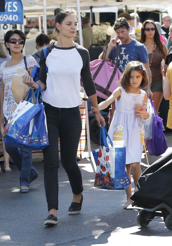 Katie Holmes (espadrilles Chanel) et sa fille Suri au Farmers Market à Calabasas, le 11 octobre 2014.