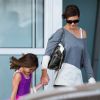 Katie Holmes et sa fille Suri arrivent à New York en provenance de Los Angeles, le 23 juillet 2014. 