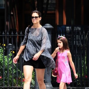 Katie Holmes et sa fille Suri se promènent dans les rues de New York, le 12 juillet 2014.