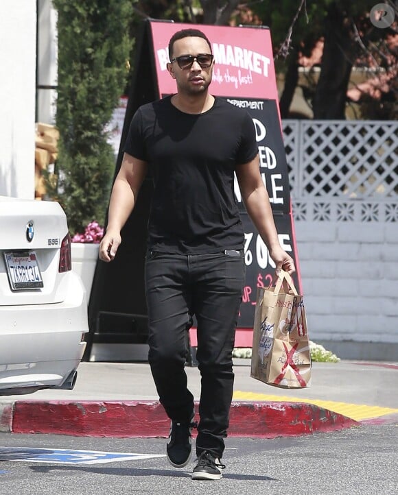 Exclusif - John Legend fait quelques courses à Beverly Hills, le 31 mai 2015.