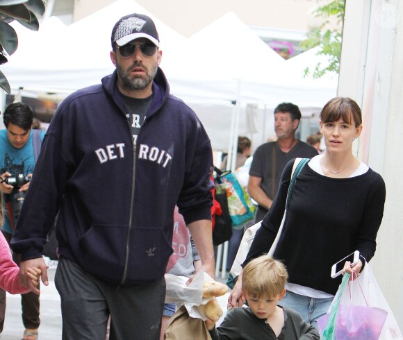 Ben Affleck et Jennifer Garner font du shopping avec leurs enfants à Los Angeles le 14 Juin 2015.