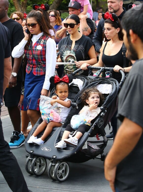 Kim Kardashian enceinte et sa fille North West assistent à l'anniversaire de Penelope Disick (3 ans) au parc d'attractions Disneyland. Anaheim, le 8 juillet 2015.