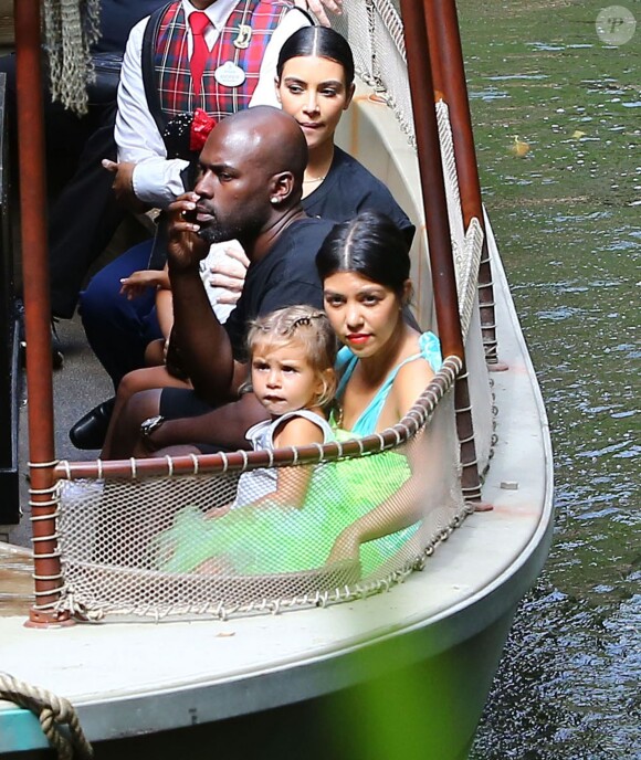 Kim Kardashian enceinte, Corey Gamble, Kourtney Kardashian et sa fille Penelope au parc d'attractions Disneyland. Anaheim, le 8 juillet 2015.
