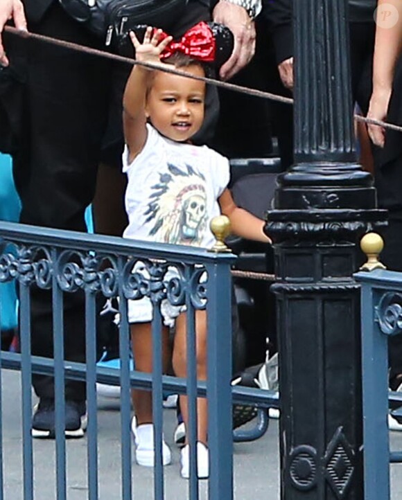North West assiste à l'anniversaire de Penelope Disick (3 ans) au parc d'attractions Disneyland. Anaheim, le 8 juillet 2015.