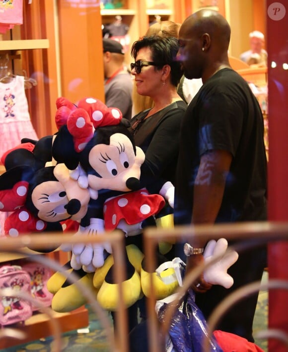 Kris Jenner et son compagnon Corey Gamble assistent à l'anniversaire de Penelope Disick (3 ans) au parc d'attractions Disneyland. Anaheim, le 8 juillet 2015.