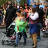 Kris Jenner, son compagnon Corey Gamble, Kourtney Kardashian et sa fille Penelope au parc d'attractions Disneyland. Anaheim, le 8 juillet 2015.