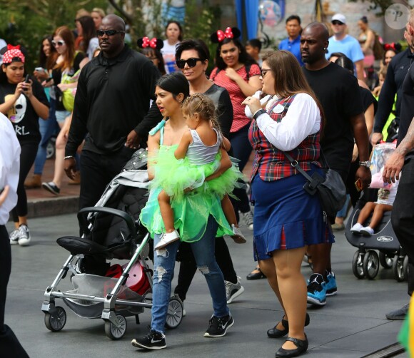 Kris Jenner, son compagnon Corey Gamble, Kourtney Kardashian et sa fille Penelope au parc d'attractions Disneyland. Anaheim, le 8 juillet 2015.