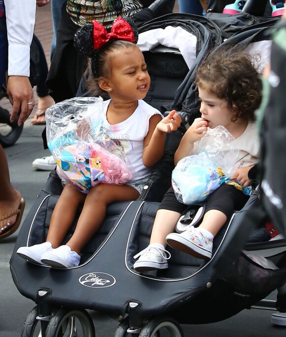 North West en poussette à Disneyland, lors de l'anniversaire de sa cousine Penelope Disick (3 ans). Anaheim, le 8 juillet 2015.