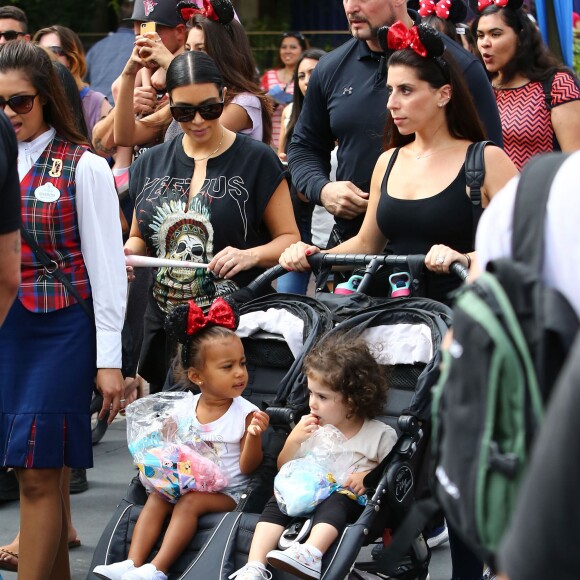 Kim Kardashian enceinte et sa fille North West assistent à l'anniversaire de Penelope Disick (3 ans) au parc d'attractions Disneyland. Anaheim, le 8 juillet 2015.