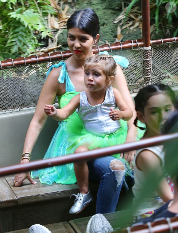 Kourtney Kardashian et sa fille Penelope, qui fête ses 3 ans, passent leur après-midi au parc d'attractions Disneyland. Anaheim, le 8 juillet 2015.
