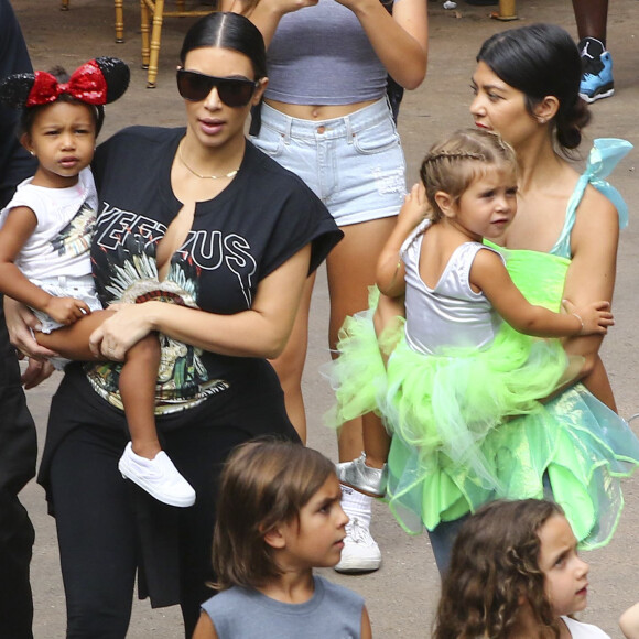 Kim, Kourtney Kardashian et leurs filles North et Penelope au parc d'attractions Disneyland. Anaheim, le 8 juillet 2015.