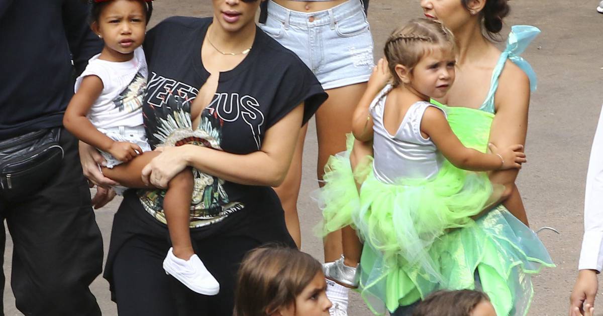 Kim, Kourtney Kardashian et leurs filles North et Penelope au parc d