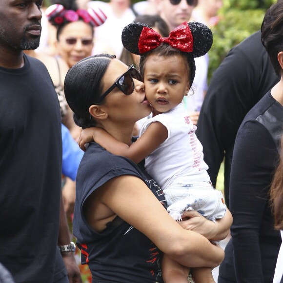 Kim Kardashian, enceinte, et sa fille North assistent à l'anniversaire de Penelope Disick (3 ans) au parc d'attractions Disneyland. Anaheim, le 8 juillet 2015.